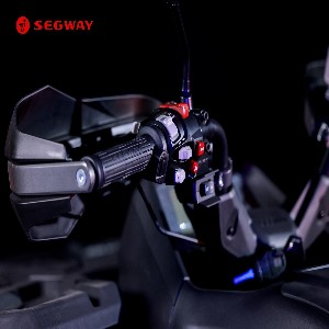 Segway Snarler AT10L-S is het standaardmodel in de smalle uitvoering T3b Grey/Red