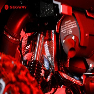 Segway Snarler AT10L-S is het standaardmodel in de smalle uitvoering T3b Grey/Red